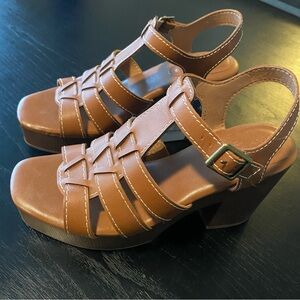 NWT Universal Thread Sandals, 8.5